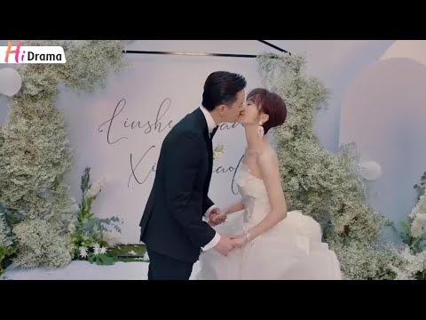 Nữ Phú Hào bước vào cửa hàng mua túi xách và đã yêu chàng trai nghèo ngay từ cái nhìn đầu tiên.