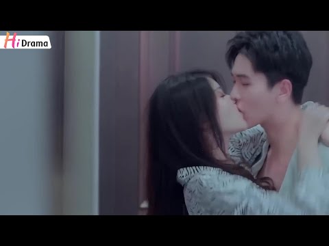 Tình chị em! Chị chủ động quá đi, hôn suốt từ cửa vào phòng, quần áo của chị bay sạch trong vài giây