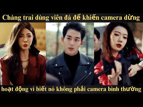 Chàng trai dùng viên đá để khiến camera dừng hoạt động vì biết nó không phải camera bình thường