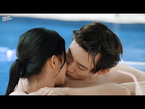Nụ hôn ngọt ngào bên hồ bơi. Lâm Nhiên muốn hôn Vi Vi, không ngờ cha của Vi Vi đột nhiên xuất hiện.