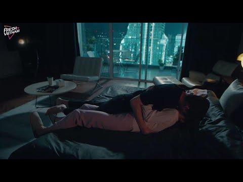 Tổng tài đẩy cô gái ngã xuống giường và hôn nồng nhiệt, không ngờ lại bị con trai bắt gặp.