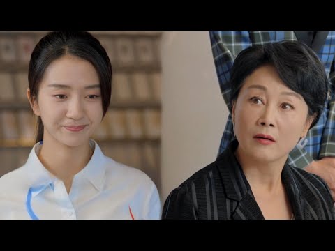 Nữ tổng tài chê bai bạn gái con trai, ai ngờ sau khi xem lý lịch của bạn gái, suýt nữa thì ngất xỉu!