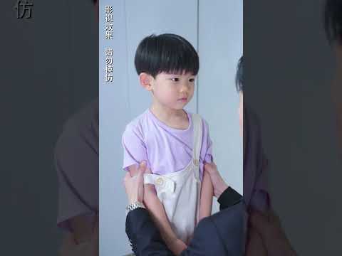 Cậu bé dễ thương đi ra ngoài gặp một cô gái và ôm cô ấy một cách đau khổ: Mẹ là mẹ của con!
